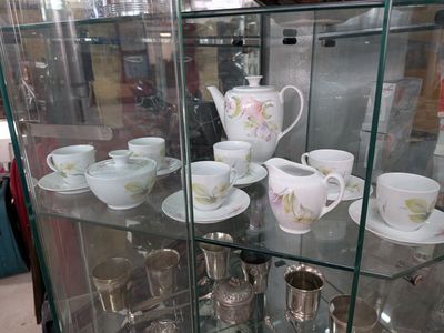 de nombreuses tasses et soucoupes exposées dans une vitrine