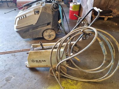 une machine posée par terre à côté d'un tuyau