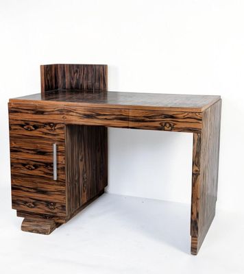 un bureau en bois surmonté d'un tiroir