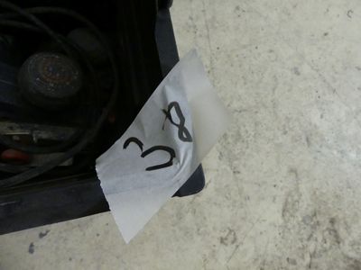 un bout de papier collé sur le côté d'une voiture