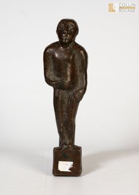 statue en bronze représentant un homme tenant un bébé dans ses bras, posée sur un socle carré