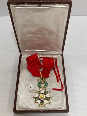 une boîte contenant une médaille et un ruban