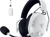 un casque équipé d'un micro et d'un micro fixé à celui-ci