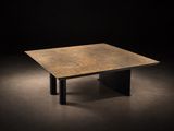 une image représentant une table dans l'obscurité, éclairée par une source lumineuse