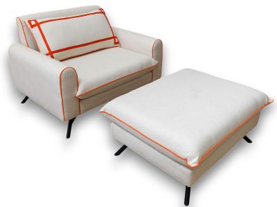 chaise blanche et pouf avec des bordures orange sur fond blanc