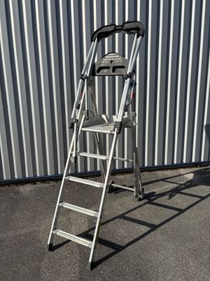 une échelle appuyée contre un mur