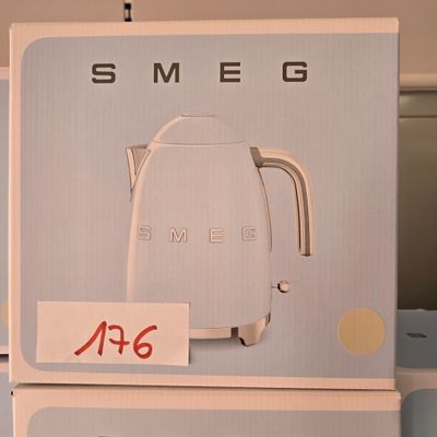 une boîte sur laquelle est posée une bouilloire, dans un magasin