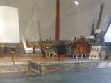 une photo d'une maquette de bateau exposée dans une vitrine