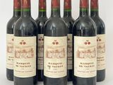 six bouteilles de vin rouge sont alignées sur une surface blanche