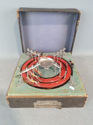 un vieux tourne-disque posé dans une boîte par terre