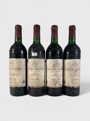 trois bouteilles de vin sont alignées sur une surface blanche