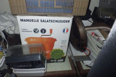une boîte posée sur une table, dans laquelle se trouve un mixeur