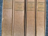 trois livres sont empilés les uns sur les autres sur un tapis bleu