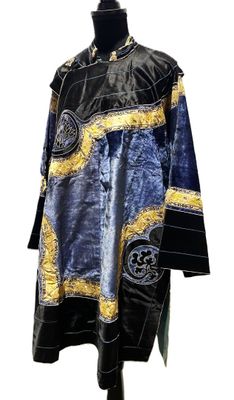une image représentant un mannequin vêtu d'une robe bleue et dorée