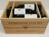 des bouteilles du Domaine Gauby dans un coffret en bois posé sur une table