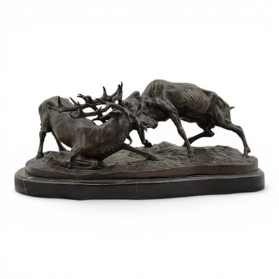 sculpture en bronze représentant deux cerfs qui se battent, sur fond blanc