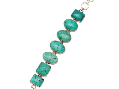 un gros plan sur un bracelet orné de pierres de turquoise