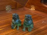 deux figurines représentant deux chiens assis sur une table
