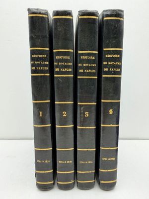 quatre livres noirs empilés les uns sur les autres sur une surface blanche
