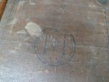 un vieux livre posé sur une table en bois