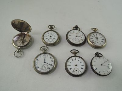 plusieurs types différents de montres de poche posées sur une table