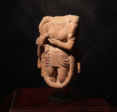 une statue antique représentant un homme portant une femme sur son dos
