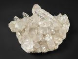 un groupe de cristaux de quartz blancs sur fond noir