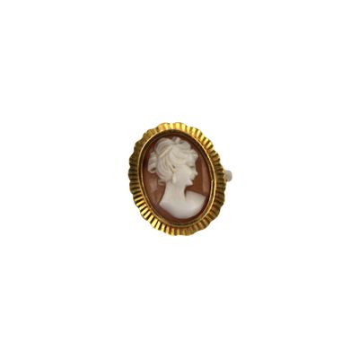 un gros plan d'une bague sur laquelle est gravé le visage d'une femme