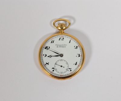 une montre de poche en or sur une surface blanche