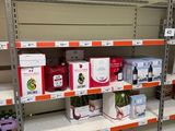 une étagère sur laquelle sont disposées de nombreuses bouteilles de vin dans un magasin
