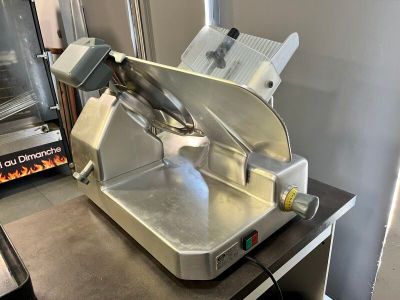 une machine posée sur une table dans une cuisine