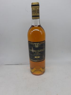 une bouteille de whisky posée sur une surface blanche, avec un fond blanc