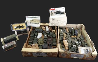 une boîte contenant divers objets militaires posée sur une table