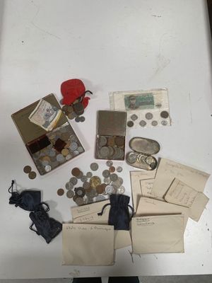 une table sur laquelle se trouvent de nombreuses pièces de monnaie et d'autres objets