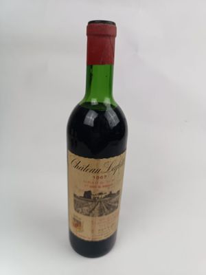 une bouteille de vin posée sur une table