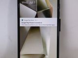 gros plan d'un téléphone portable posé sur une table