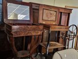 un vieux piano et une chaise dans une pièce