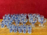 beaucoup de verres posés sur une table en bois
