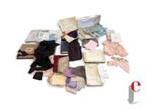 un tas de vêtements et d'autres objets posés sur une surface blanche