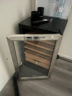 une porte vitrée ouverte au niveau du sol