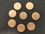 un groupe de six pièces d'or posées sur une surface noire