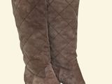 une paire de bottes pour femme sur fond blanc