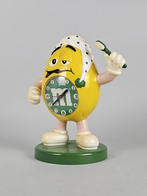 une figurine représentant un citron dont la face fait office d'horloge