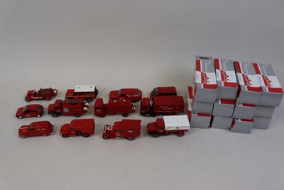 beaucoup de petits camions et de boîtes rouges et blancs sur la table