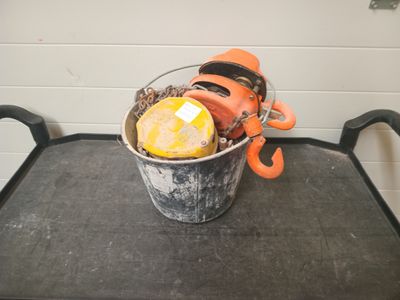un seau d'oranges posé sur un plateau