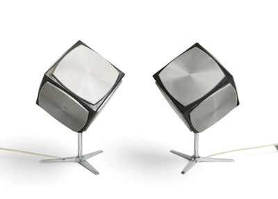 paire de lampes carrées en argent montées sur des pieds en métal, sur fond blanc