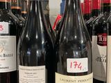 plusieurs bouteilles de vin rouge sont alignées sur un comptoir