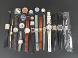un grand nombre de montres posées sur une table