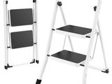 deux tabourets à deux marches, avec des marches noires et blanches