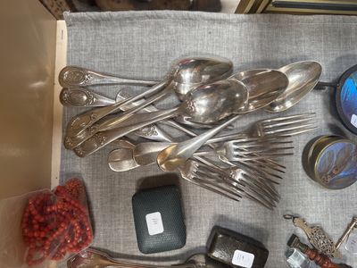 beaucoup de cuillères en argent et de cuillères à soupe sur une table